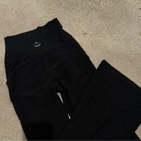 Beyond Yoga XS Spacedye High Waisted All Day Flare Pant in Darkest Night Black - Picture 1 of 8
